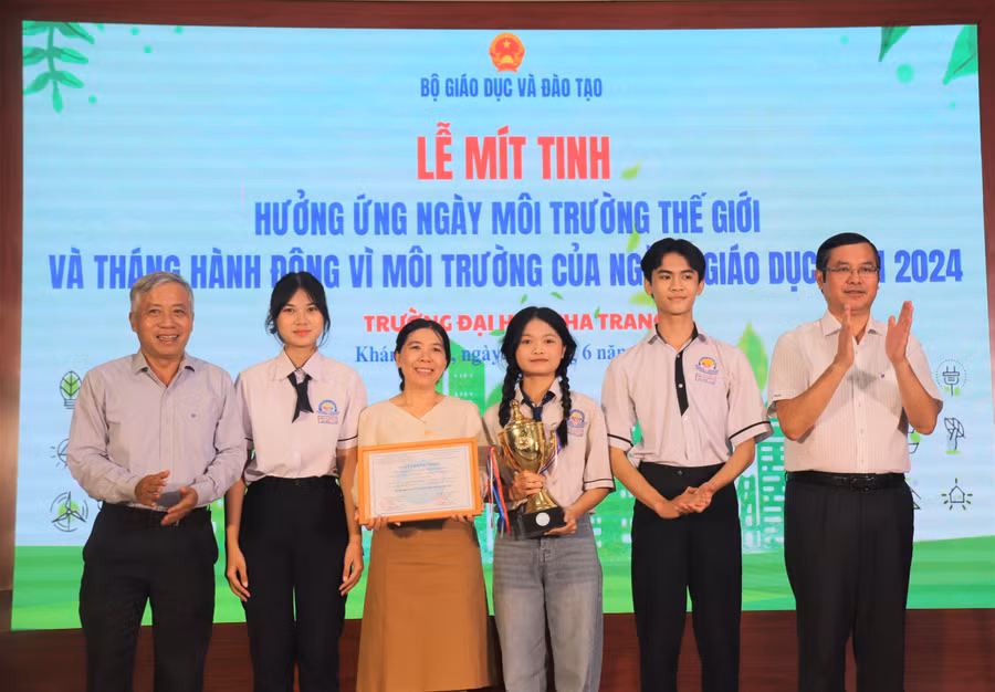 Thứ trưởng Nguyễn Văn Phúc (bìa phải) trao giấy chứng nhận cho các đội đạt giải cao trong cuộc thi Môi trường xanh 2024. (Ảnh: NTU)