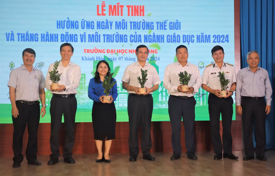 Lễ mít tinh hưởng ứng Ngày Môi trường thế giới và tháng hành động vì môi trường của ngành Giáo dục năm 2024. (Ảnh: NTU)