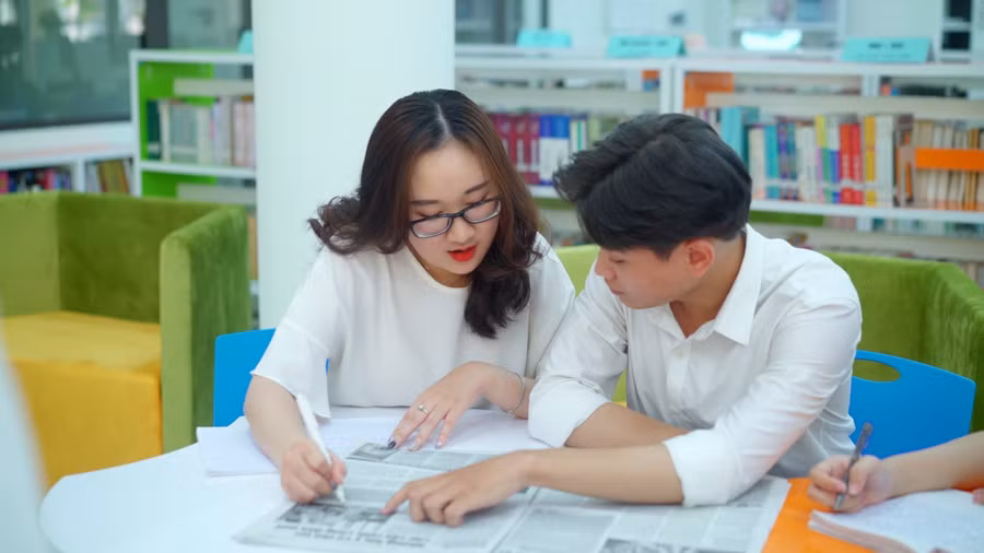 Sinh viên Trường ĐH Sư phạm tại thư viện. Ảnh chụp khi dịch Covid chưa bùng phát. Ảnh: Vũ Văn Hoàng