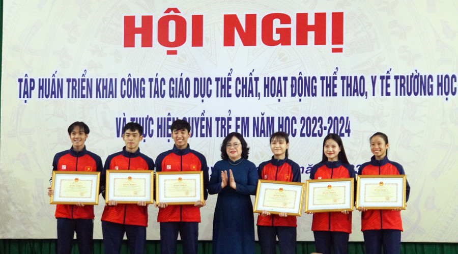 Thứ trưởng Ngô Thị Minh trao bằng khen của Bộ trưởng Bộ GD&amp;ĐT cho những sinh viên đạt Huy chương đồng trong ĐH thể thao SV thế giới. Ảnh: Mạnh Tùng