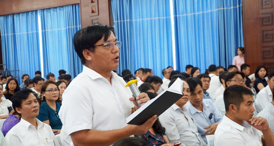 Đại biểu Lê Ngọc Thạnh đến từ Sở GD&amp;ĐT Quảng Trị nêu ý kiến. Ảnh: Mạnh Tùng