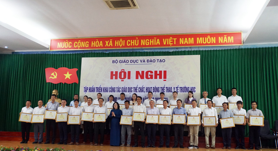 Đại diện các tập thể, cá nhân nhận bằng khen của Bộ trưởng Bộ GD&amp;ĐT về thành tích xuất sắc trong công tác giáo dục thể chất, hoạt động thể thao trường học. Ảnh: Mạnh Tùng