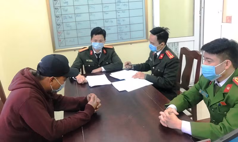 Công dân V.N.Q. tại trụ sở Công an xã Thiệu Khánh. Ảnh: Công an Thanh Hóa cung cấp.