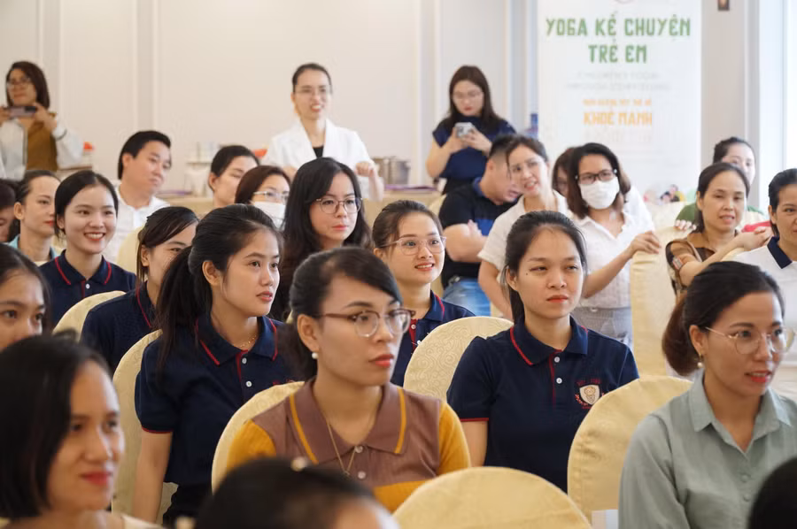 Nhiều giáo viên tham gia chia sẻ phương pháp lồng ghép Yoga vào giảng dạy thông qua kể chuyện sẽ kích thích trí tưởng tượng của trẻ, tạo hứng thú trong lớp học.