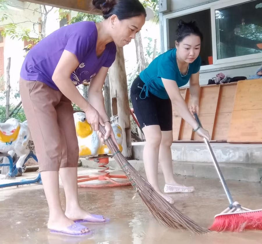 Cô Lương Thị Bé và cô Lô Thị Mai vệ sinh dọn dẹp điểm Trường Mầm non bản Huồi Hốc, xã Bảo Nam. Cô Lương Thị Bé và cô Lô Thị Mai vệ sinh dọn dẹp điểm Trường Mầm non bản Huồi Hốc, xã Bảo Nam.