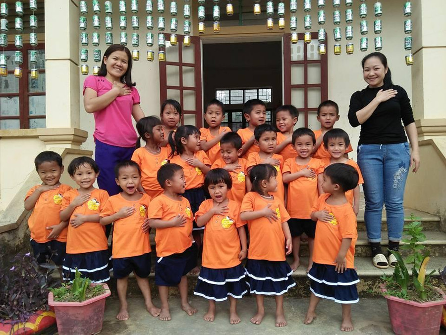 Trong hơn 20 năm nghề giáo, cô Lương Thị Bé (ngoài cùng bên phải) đã dạy học qua hết 10 bản của Trường Mầm non Bảo Nam. Trong hơn 20 năm nghề giáo, cô Lương Thị Bé (ngoài cùng bên phải) đã dạy học qua hết 10 bản của Trường Mầm non Bảo Nam.