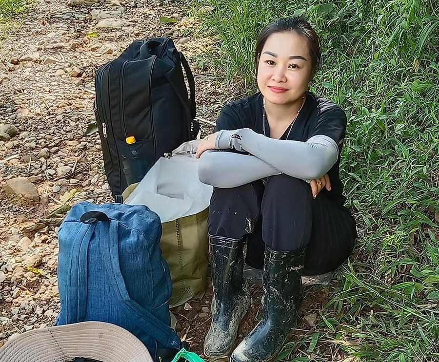 Phút dừng chân bên đường của cô Lương Thị Bé trong hành trình băng rừng vào điểm bản Huồi Hốc. Phút dừng chân bên đường của cô Lương Thị Bé trong hành trình băng rừng vào điểm bản Huồi Hốc.