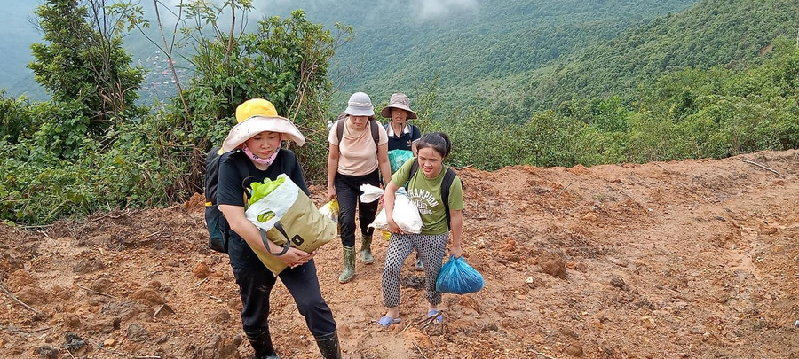 Cô Lương Thị Bé cùng giáo viên điểm lẻ mang theo gạo, thực phẩm vượt rừng vào bản với học trò. Cô Lương Thị Bé cùng giáo viên điểm lẻ mang theo gạo, thực phẩm vượt rừng vào bản với học trò.