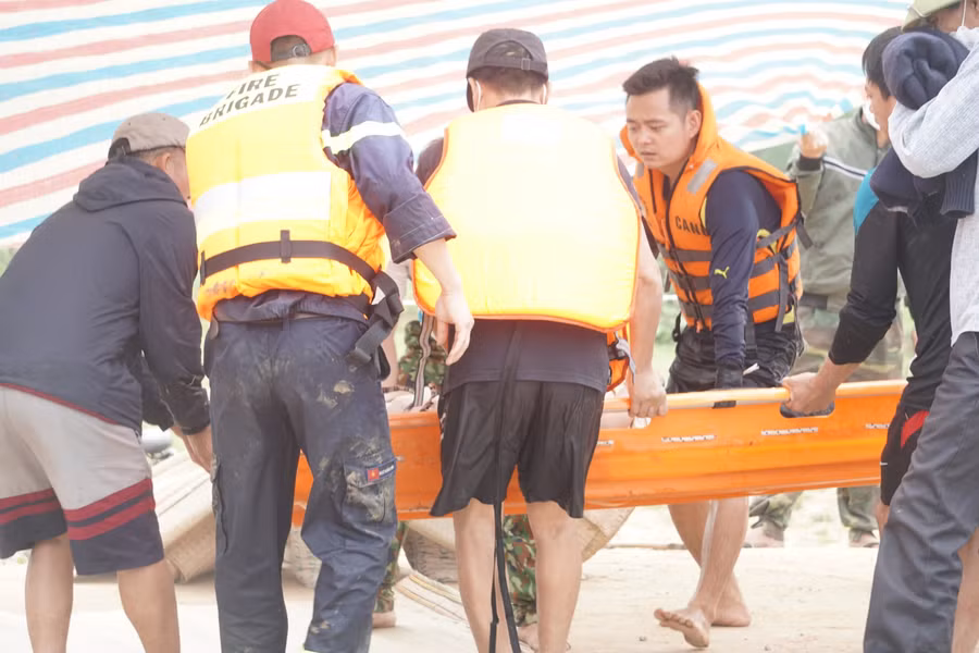 Lực lượng chức năng đưa thi thể nữ sinh đuối nước cuối cùng lên bờ.