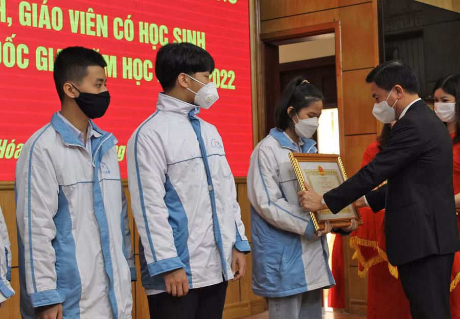 Ông Đỗ Trọng Hưng – Bí thư Tỉnh ủy, Chủ tịch HĐND tỉnh Thanh Hóa trao thưởng cho HS Lê Thị Huyền Trang (lớp 11 chuyên Địa, Trường THPT chuyên Lam Sơn) và các HS đoạt giải quốc gia, năm học 2021 – 2022.