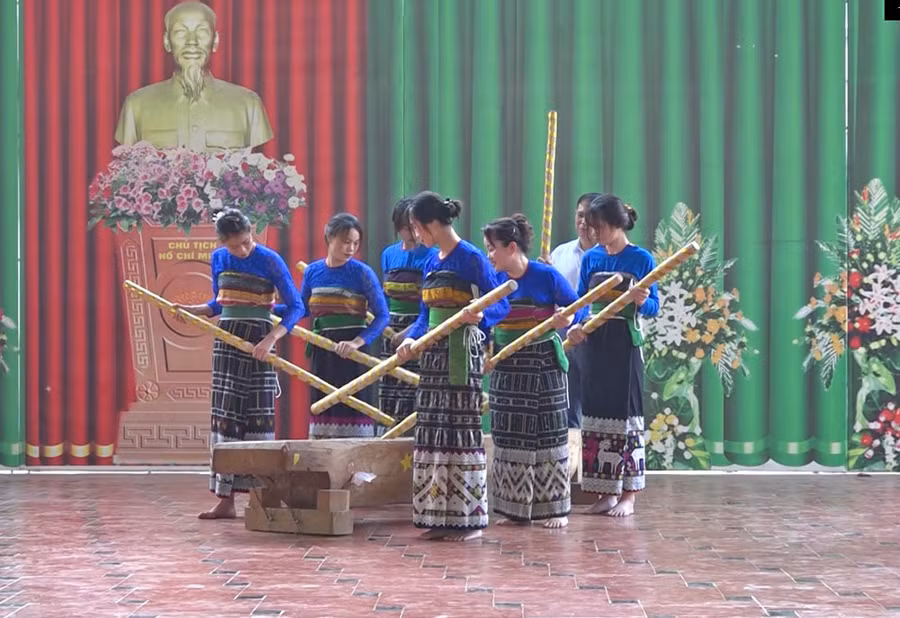 Khua luống - loại hình diễn xướng dân gian của đồng bào dân tộc Thái.