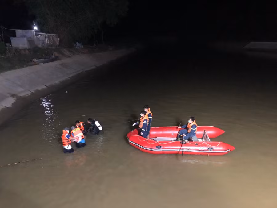 Lực lượng chức năng xuyên đêm tìm kiếm các nạn nhân đuối nước ở huyện Thiệu Hóa, Thanh Hóa.