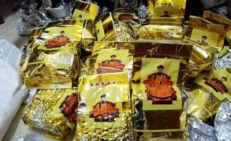 Các bao ma túy đá có nhãn mác và chữ nước ngoài. Các bao ma túy đá có nhãn mác và chữ nước ngoài.