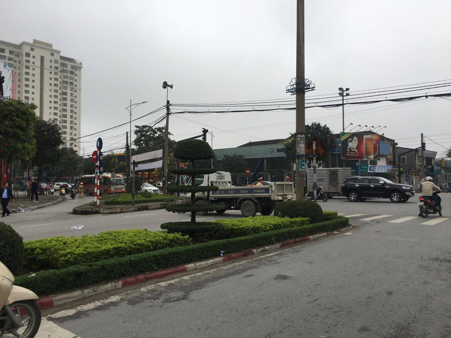 Cảnh sát giao thông lập chốt chặn ô tô ở đầu đường Nguyễn Sỹ Sách, tránh gây ách tắc tại khu vực cháy khách sạn Avatar