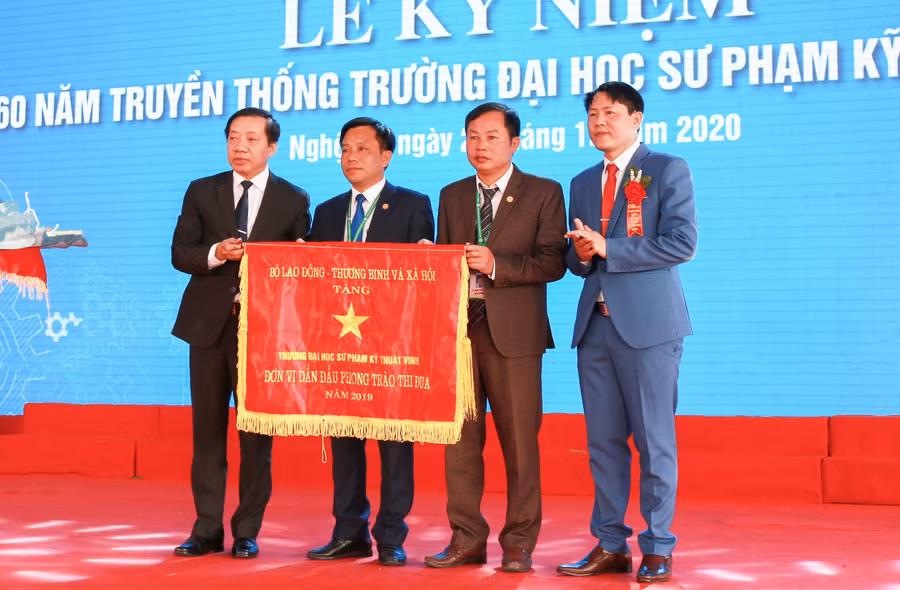 Trường Đại học SPKT Vinh (Nghệ An) nhận Cờ thi đua của Bộ Lao động, Thương binh và Xã hội