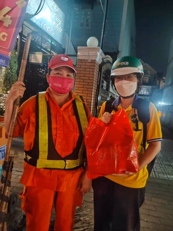 Những chiếc bánh chưng được gửi tặng đến các cô, chú công nhân vệ sinh môi trường. Ảnh: UFM Những chiếc bánh chưng được gửi tặng đến các cô, chú công nhân vệ sinh môi trường. Ảnh: UFM