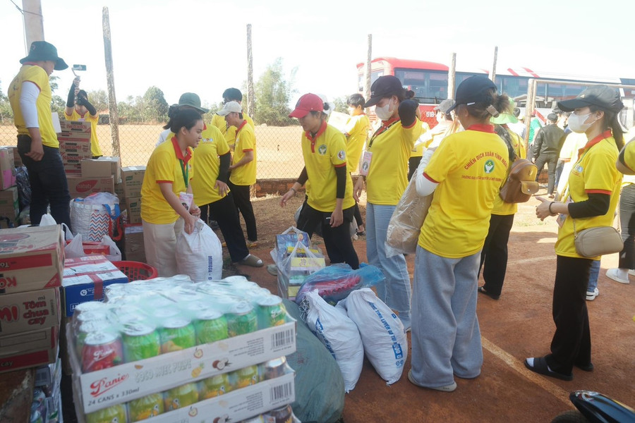 Sinh viên Trường Đại học Tài nguyên - Môi trường TPHCM tặng quà Tết cho người dân ở vùng khó khăn trong chiến dịch "Xuân tình nguyện" 2024. Ảnh: Nguyễn Thanh Ngân Sinh viên Trường Đại học Tài nguyên - Môi trường TPHCM tặng quà Tết cho người dân ở vùng khó khăn trong chiến dịch "Xuân tình nguyện" 2024. Ảnh: Nguyễn Thanh Ngân
