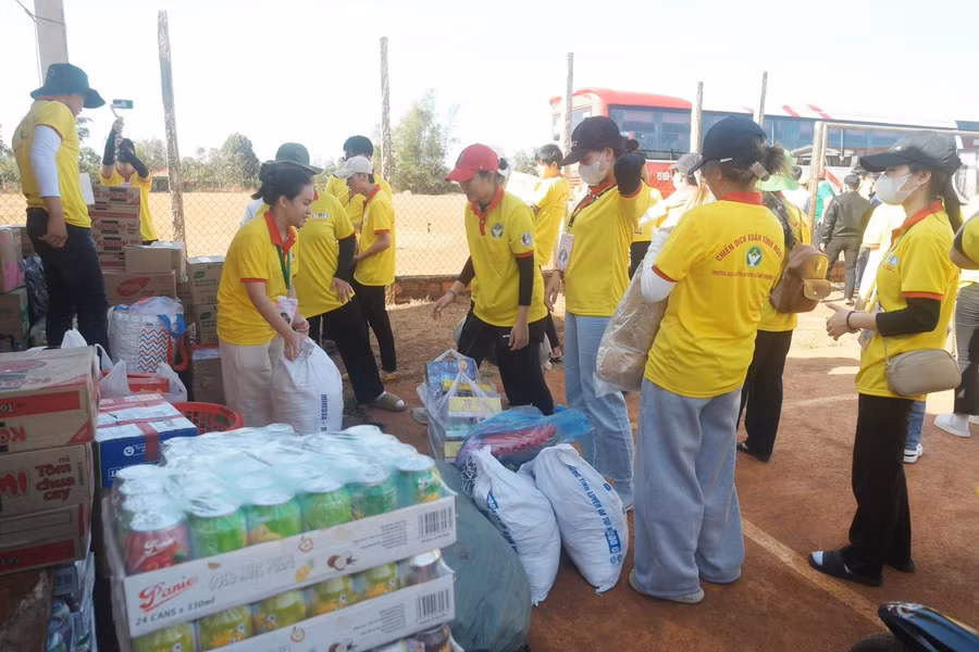 Sinh viên Trường Đại học Tài nguyên - Môi trường TPHCM tặng quà Tết cho người dân ở vùng khó khăn trong chiến dịch "Xuân tình nguyện" 2024. Ảnh: Nguyễn Thanh Ngân Sinh viên Trường Đại học Tài nguyên - Môi trường TPHCM tặng quà Tết cho người dân ở vùng khó khăn trong chiến dịch "Xuân tình nguyện" 2024. Ảnh: Nguyễn Thanh Ngân