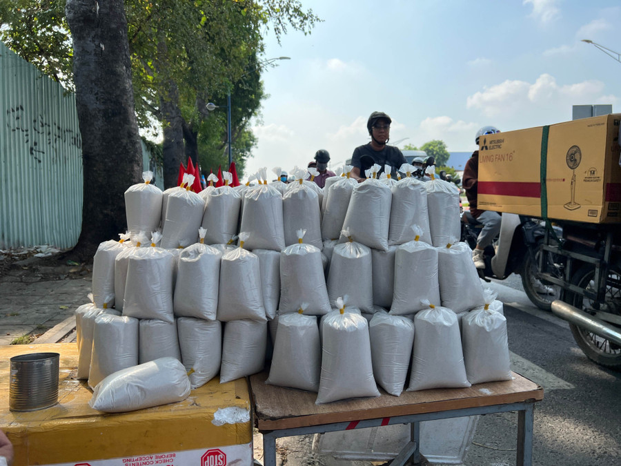 Cát trắng thay lư hương bày bán trên đường Trường Chinh, quận Tân Bình, TPHCM. Ảnh: Ngọc Khánh Cát trắng thay lư hương bày bán trên đường Trường Chinh, quận Tân Bình, TPHCM. Ảnh: Ngọc Khánh