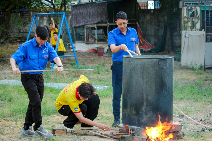 Sinh viên Trường Đại học Tài chính - Marketing tham gia chiến dịch "Xuân tình nguyện" gói bánh chưng. Ảnh: UFM