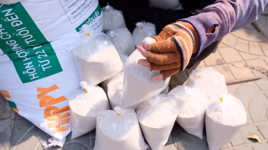 Thay cát lư hương là thói quen dịp Tết đến xuân về của nhiều gia đình. Ảnh: Ngọc Khánh