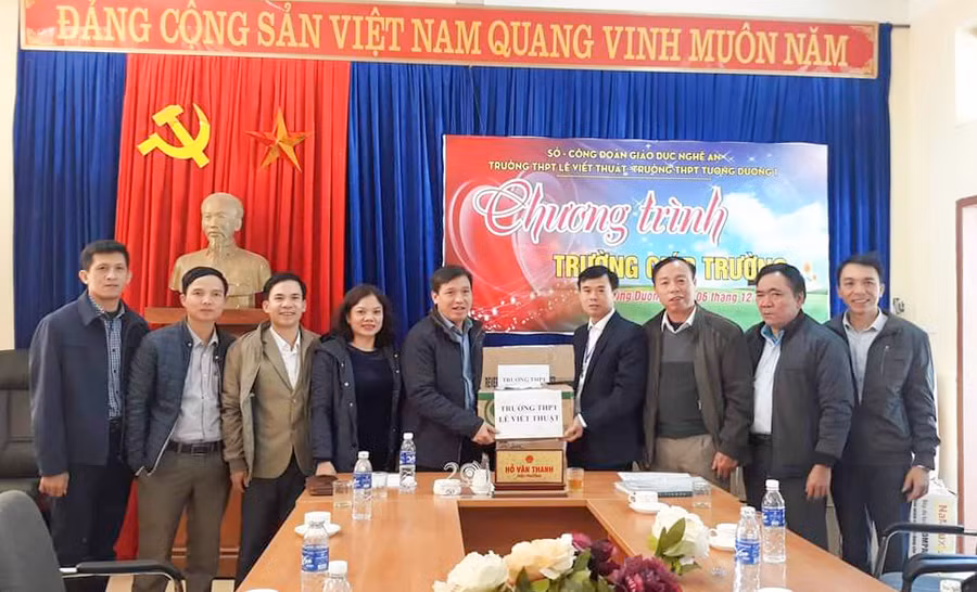 Trường THPT Lê Viết Thuật (TP Vinh) hỗ trợ Trường THPT Tương Dương 1 (huyện Tương Dương, Nghệ An)