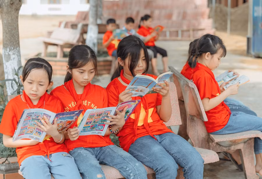 Trường Tiểu học Nghĩa Đồng, huyện Tân Kỳ, Nghệ An hướng học sinh đọc và làm theo sách.