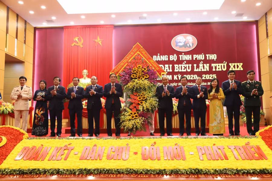 Thủ tướng Nguyễn Xuân Phúc tặng hoa chúc mừng Đại hội Đảng bộ tỉnh Phú Thọ lần thứ XIX