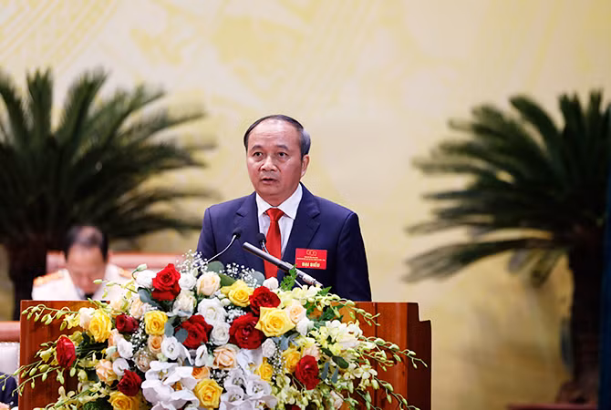 Chủ tịch UBND tỉnh Vĩnh Phúc Nguyễn Văn Trì trình bày Báo cáo chính trị tại Đại hội