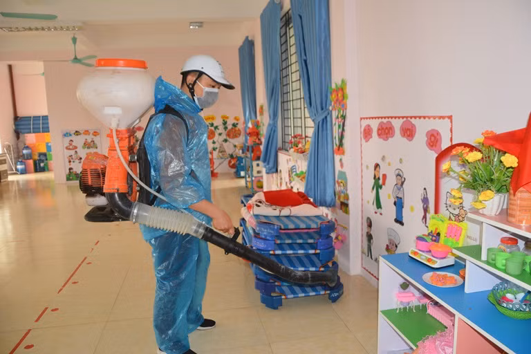 Phun khử khuẩn, đảm bảo an toàn cho học sinh tại Vĩnh Phúc