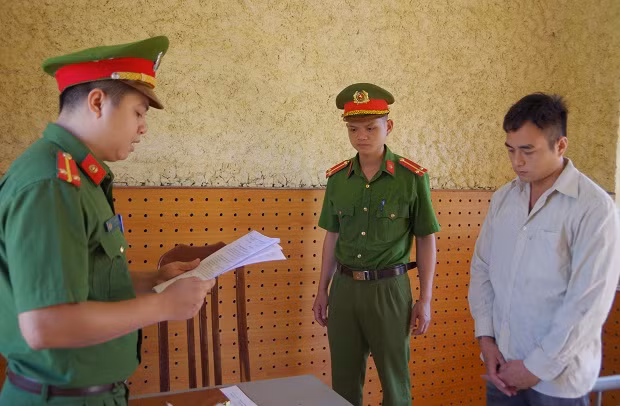 Cơ quan Cảnh sát điều tra tống đạt quyết định khởi tố bị can đối với Hoàng Văn Nình. Ảnh: Công an tỉnh Hà Giang 