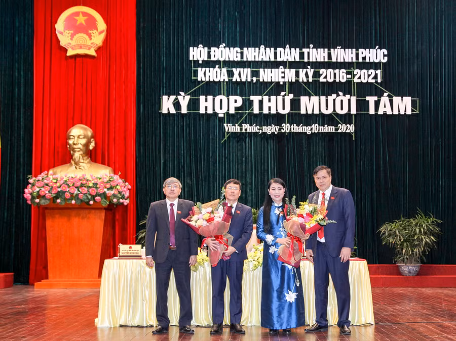 Bà Hoàng Thị Thúy Lan và ông Lê Duy Thành nhận hoa chúc mừng