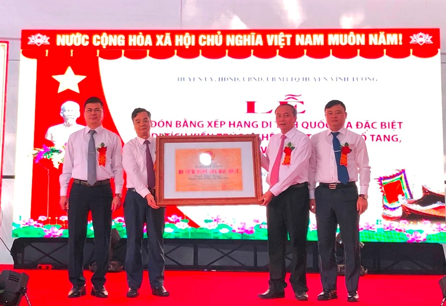 Lãnh đạo huyện Vĩnh Tường (Vĩnh Phúc) đón nhận bằng Di tích quốc gia đặc biệt đình Thổ Tang