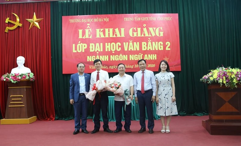 Học viên lớp văn bằng 2 tặng hoa lãnh đạo Khoa tiếng Anh và lãnh đạo Trung tâm GDTX tại lễ khai giảng