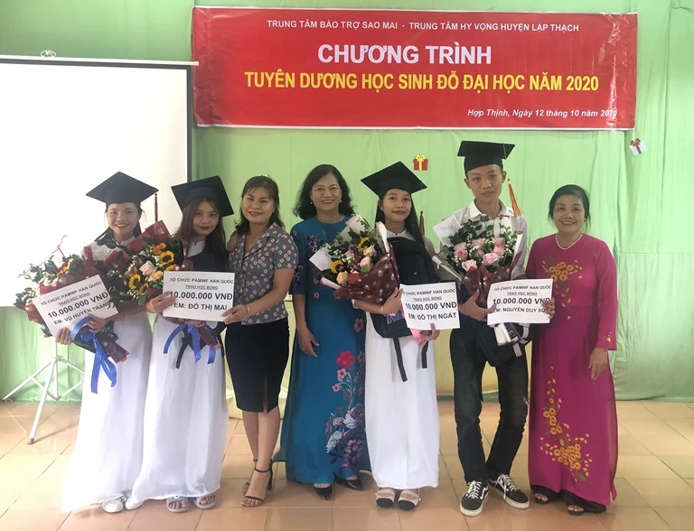 Đại diện Tổ chức PAMWF (Hàn Quốc) và Ban Điều hành Trung tâm Bảo trợ Sao Mai, Trung tâm Hy vọng Lập Thạch trao học bổng cho học sinh đỗ đại học năm 2020. Ảnh: Diệu Linh