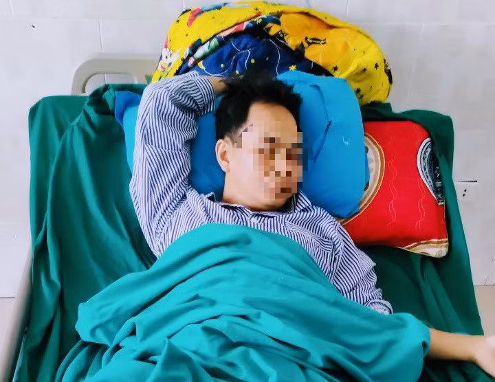Thầy Nguyễn Đại Đình Nam đang được điều trị tích cực tại Bệnh viện Đa khoa Hà Giang.
