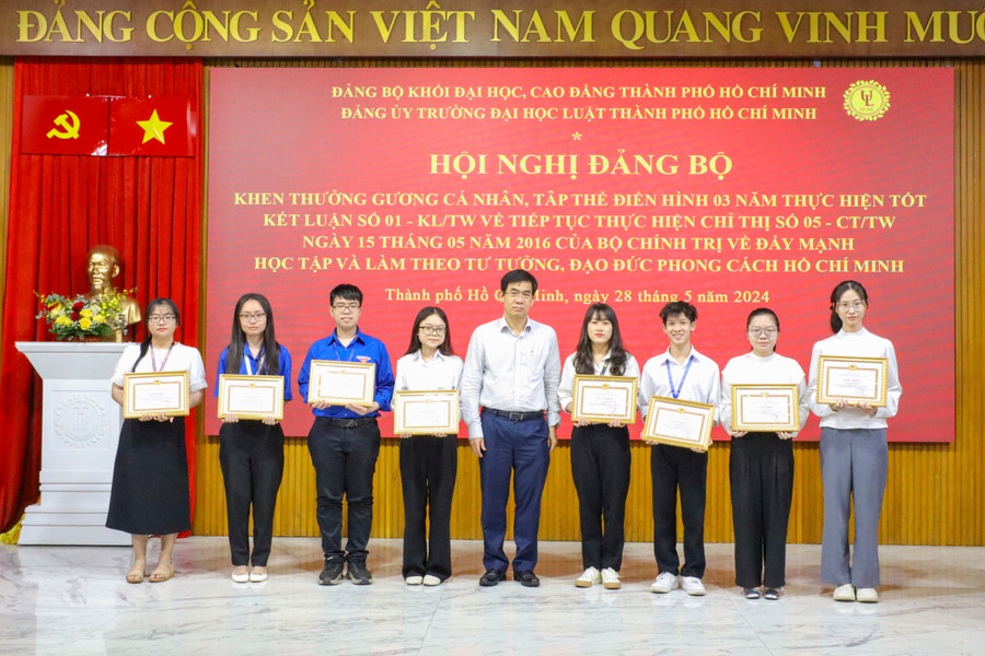 Khen thưởng cho cá nhân thực hiện tốt việc học tập và làm theo tư tưởng, đạo đức, phong cách Hồ Chí Minh giai đoạn 2021-2024. Ảnh: HCMULAW Khen thưởng cho cá nhân thực hiện tốt việc học tập và làm theo tư tưởng, đạo đức, phong cách Hồ Chí Minh giai đoạn 2021-2024. Ảnh: HCMULAW