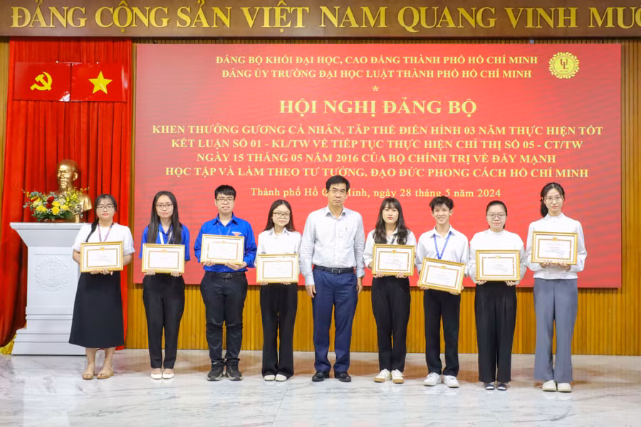Khen thưởng cho cá nhân thực hiện tốt việc học tập và làm theo tư tưởng, đạo đức, phong cách Hồ Chí Minh giai đoạn 2021-2024. Ảnh: HCMULAW