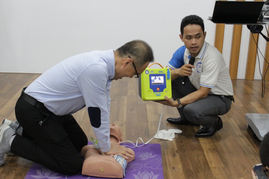 Chuyên gia hướng dẫn “Kỹ năng sơ cấp cứu cơ bản”. Ảnh: NTCC Chuyên gia hướng dẫn “Kỹ năng sơ cấp cứu cơ bản”. Ảnh: NTCC