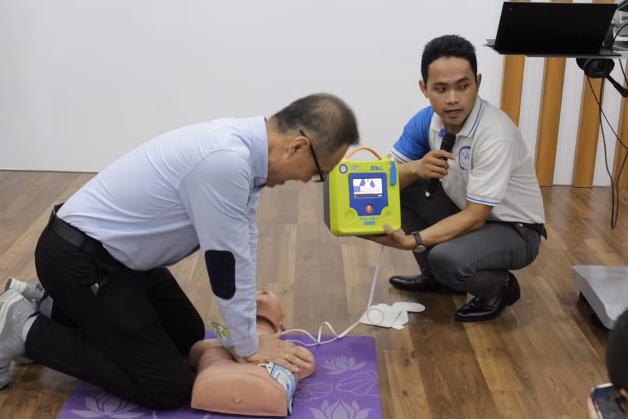 Chuyên gia hướng dẫn “Kỹ năng sơ cấp cứu cơ bản”. Ảnh: NTCC Chuyên gia hướng dẫn “Kỹ năng sơ cấp cứu cơ bản”. Ảnh: NTCC