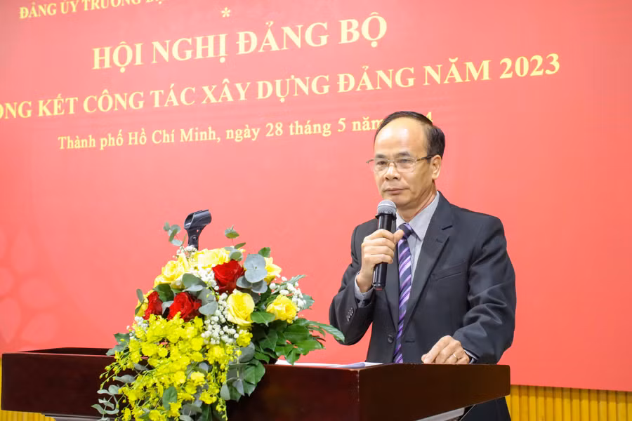 Ông Vũ Văn Nhiêm, Bí thư Đảng uỷ trường phát biểu tại Hội nghị. Ảnh: HCMULAW