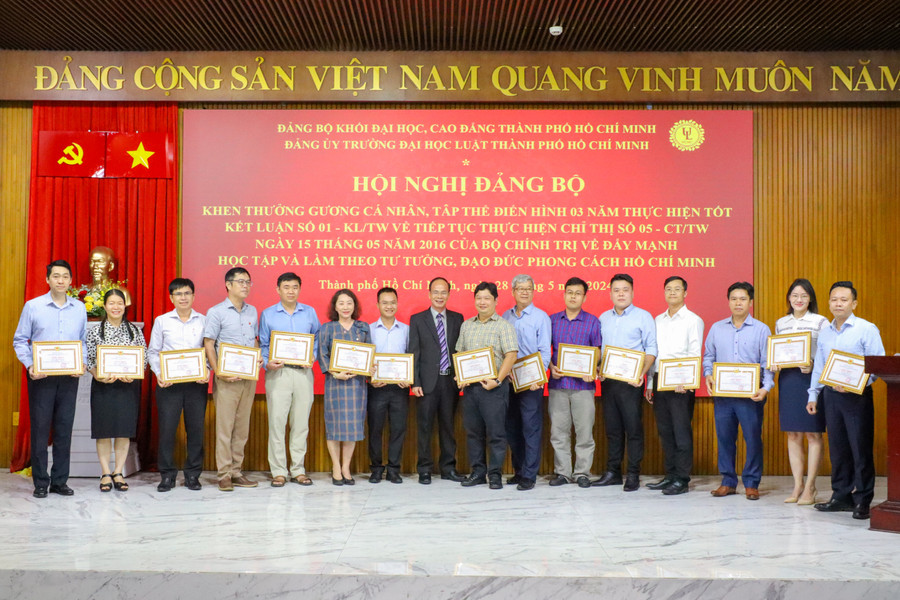 Các cá nhân đạt danh hiệu đảng viên Hoàn thành xuất sắc nhiệm vụ năm 2023. Ảnh: HCMULAW