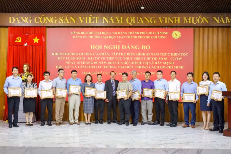 Các cá nhân đạt danh hiệu đảng viên Hoàn thành xuất sắc nhiệm vụ năm 2023. Ảnh: HCMULAW