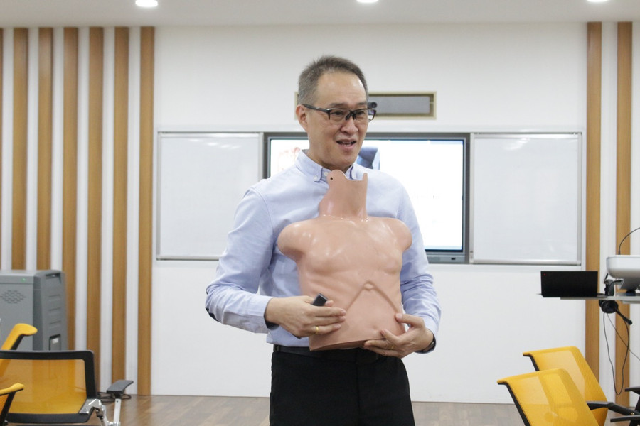 Chuyên gia hướng dẫn “Kỹ năng sơ cấp cứu cơ bản”. Ảnh: NTCC Chuyên gia hướng dẫn “Kỹ năng sơ cấp cứu cơ bản”. Ảnh: NTCC