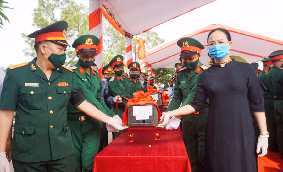 Lễ di quan và an táng hài cốt liệt sĩ