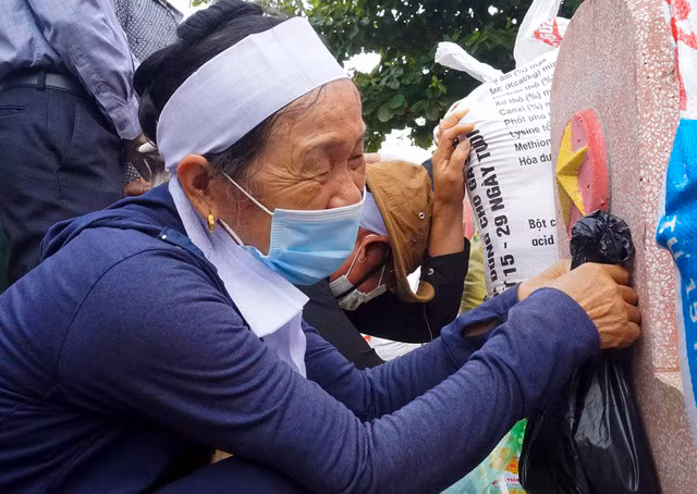 Thân nhân liệt sĩ Đặng Huy Hoa (Nam Sách, tỉnh Hải Dương) òa khóc sau hơn nửa thế kỷ chờ đợi, tìm kiếm