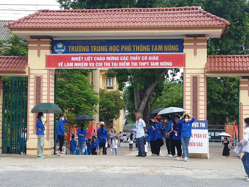 Nhiều thí sinh đến điểm thi Trường THPT Tam Nông từ rất sớm. Nhiều thí sinh đến điểm thi Trường THPT Tam Nông từ rất sớm.