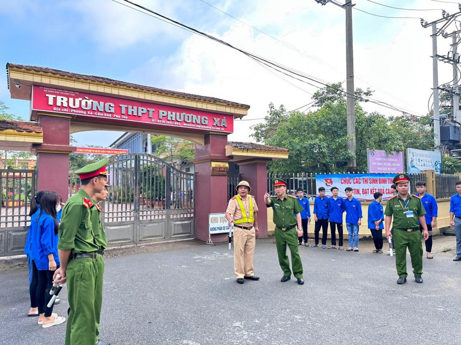 Công an huyện Cẩm Khê có mặt sớm tại điểm thi để đảm bảo an ninh trật tự và ATGT Công an huyện Cẩm Khê có mặt sớm tại điểm thi để đảm bảo an ninh trật tự và ATGT