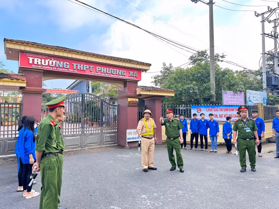 Công an huyện Cẩm Khê có mặt sớm tại điểm thi để đảm bảo an ninh trật tự và ATGT