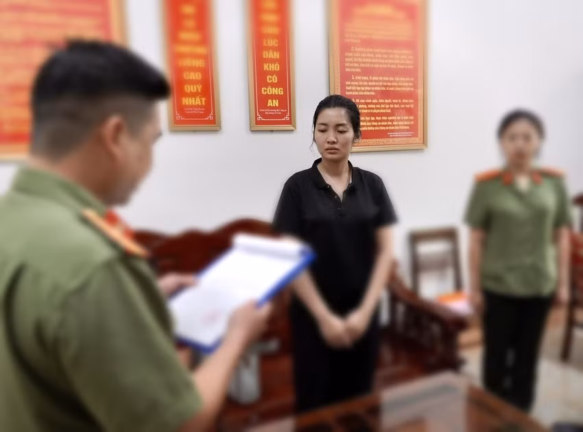 Cơ quan An ninh điều tra công bố quyết định khởi tố bị can Đặng Phương Thảo. Ảnh: Công an Hà Giang